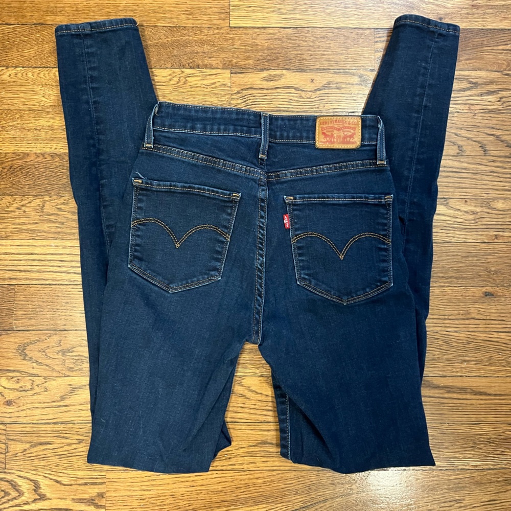 Levi’s 721 High Rise Skinny Jeans dark wash 26